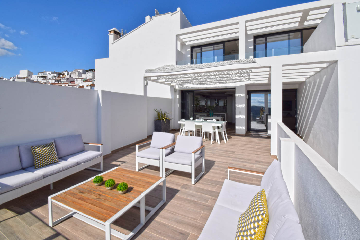 Planta media con terrazas amuebladas